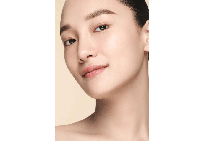 얇게 제품을 바른 여자 얼굴
