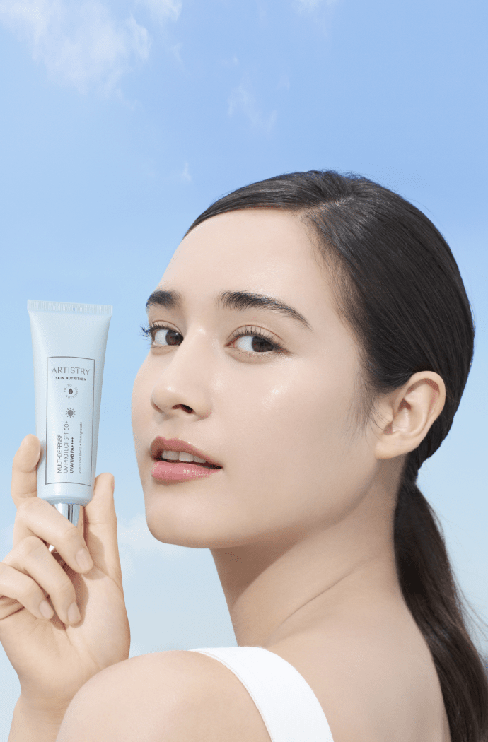 아티스트리 스킨 뉴트리션 멀티 디펜스 유브이 프로텍트 SPF50+ PA++++ 제품 들고 있는 여자 사진